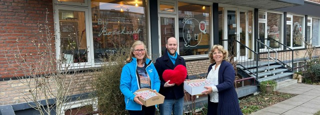 Frank en Renie ontvangen chocolade.jpg